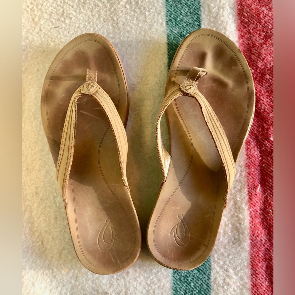 OLUKAI 'Aukai Ladies 8 Tan Leather Sandals/Flip Flips